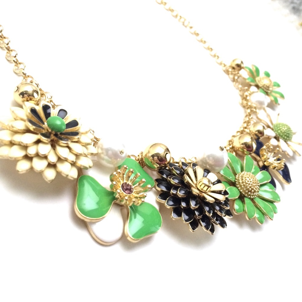 NWOT Flower Necklace - Picture 6 of 6